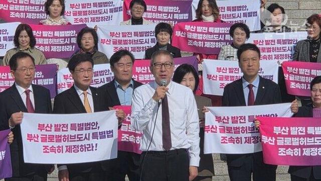 [6·3 지방선거][현장] 박형준 부산시장, 국회 앞 삭발…
