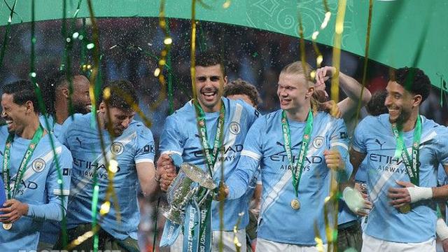 빌빌거리다 트로피만 가져가는 맨시티, 잘 나가다가 결승전만 패배한 아스널