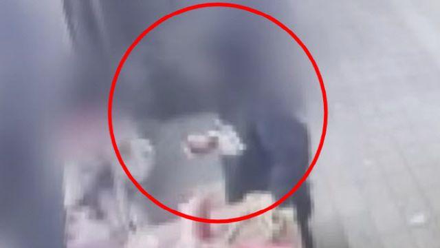 초등생 딸에 전자담배 물린 30대…딸은 동생에게 연기 '후'