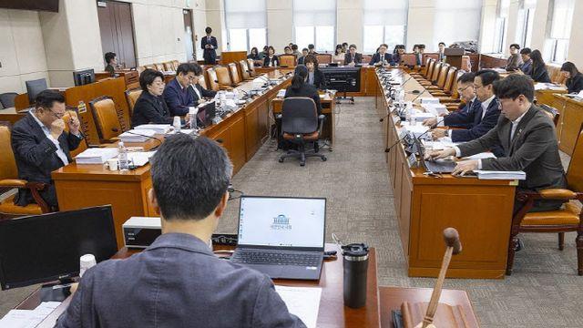 공무원도 노동절에 쉴까…'노동절 공휴일법' 행안위 소위 통과