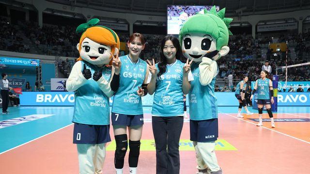 [SD 장충 라이브] 장충에 ‘삐약이’ 신유빈이 떴다…안혜진 초대로 GS칼텍스-흥국생명 준PO 찾아 “혜진 언니에게 힘을!” 외쳤다