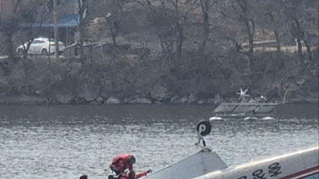 천안 산불 진화작업에 투입된 헬기… 담수 과정 중 저수지로 추락