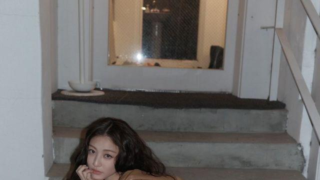 시퀸 톱과 워싱 데님, 트와이스 지효