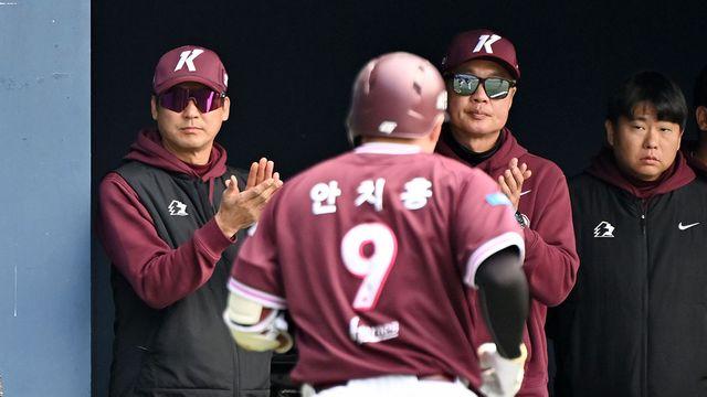 '안치홍 또 4타점' 2025 최하위 키움 대반란→'디펜딩챔피언' LG 원정 2연승…와일스 '5이닝 무실점' 완벽투 [잠실:스코어]