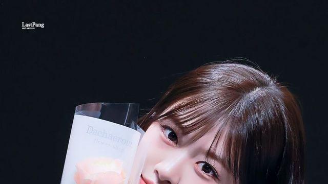 핑크 장미와 화이트 셔츠, 아이브 안유진