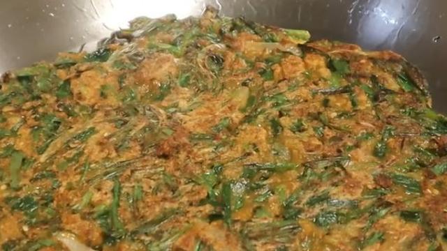 부추를 '부치면' 완성되는 한 접시...가족들이 젓가락질을 멈추지 않아요