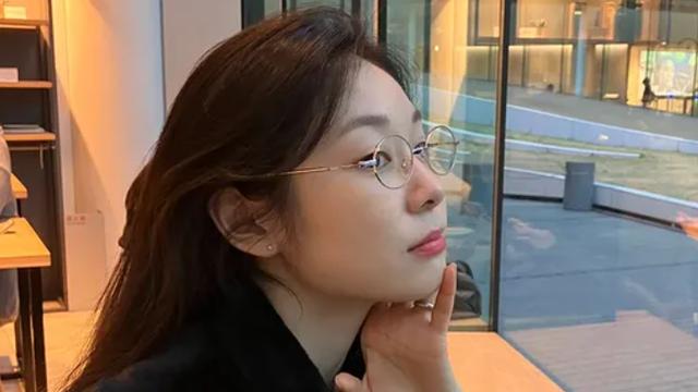 ‘피겨퀸’ 김연아, 안경 쓰자 팬들 들썩…“안경연느 떴다”
