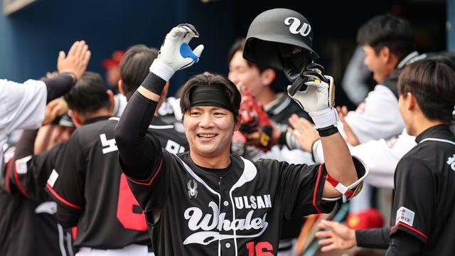 韓 야구사 새로 썼다! '첫 시민구단' 울산 웨일즈 창단 첫 승...캡틴 김수인 마수걸이포+에이스 오카다 5이닝 1실점 쾌투