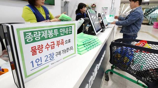 사둬야 하나?...종량제 봉투 '사재기 공포' 확산, 진짜 상황 알려졌다