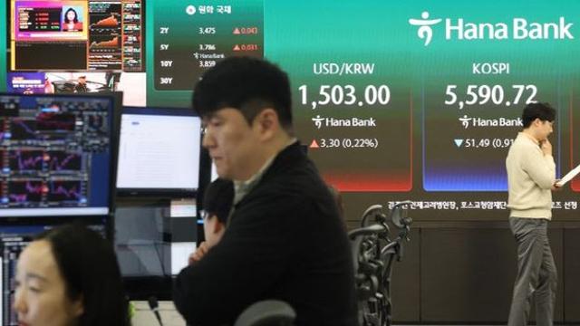 코스피 5500선 턱걸이…외국인 3조원 팔자에 반도체주 약세