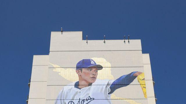 LA 호텔 외벽에 '사무라이' 떴다…오타니·야마모토·사사키 벽화 화제