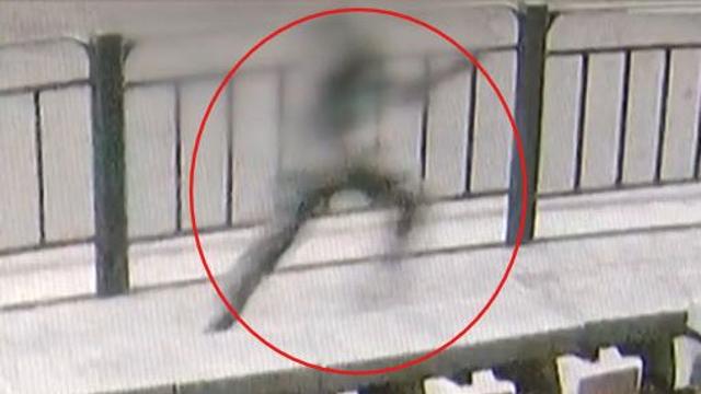 흉기 들고 부대 나왔다…CCTV에 포착된 '탈영' 해병대 일병