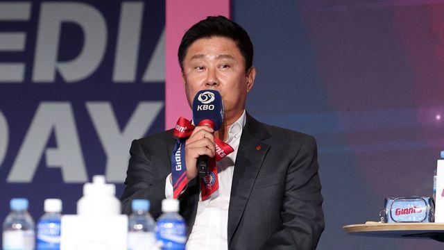 겨우내 풍파 농담으로 풀어낸 김태형 롯데 감독 “살다 살다 별일 다 겪었네. 그래서 더 뭉친다”