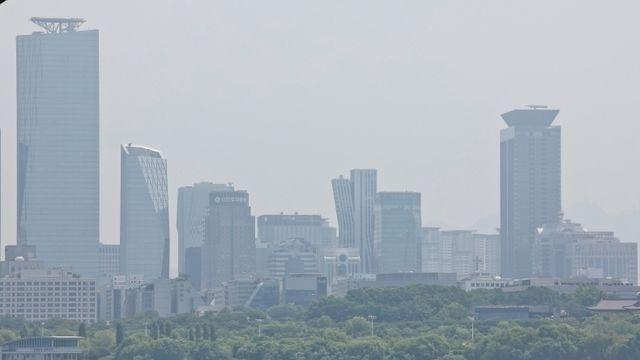 <주말 날씨> 미세먼지로 뿌연 하늘⋯내륙 건조특보