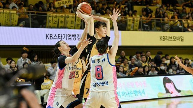 KB, 삼성생명 꺾고 ‘매직넘버 1’…정규리그 우승 보인다