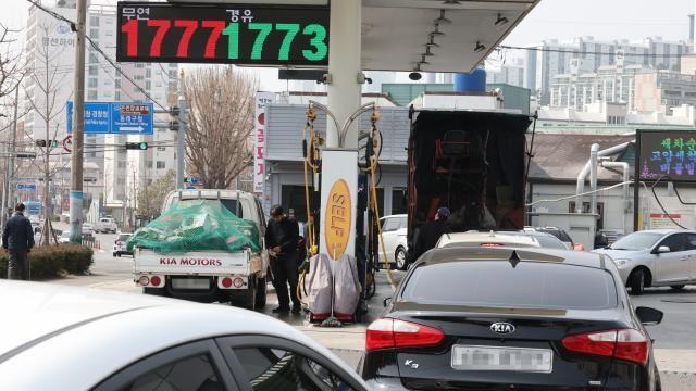 2차 최고가격제 시행 하루만에 기름값 급등…내주 2000원 초반까지 오른다