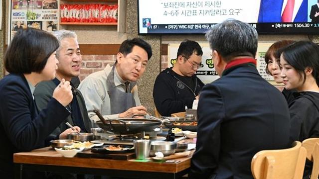 오세훈 시장, 소상공인 음식점 찾아 민생현장·골목상권 챙겨