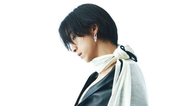 환절기 스카프 스타일링에 더한 주얼리 레이어드