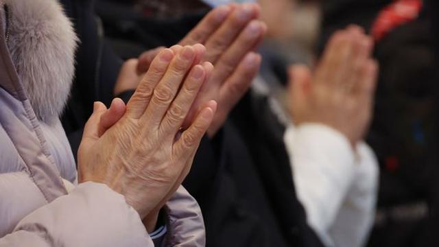 한국인 40%가 종교 있다…가장 많이 믿는 종교 1위는 바로 '이것'