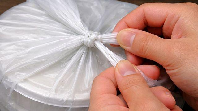 꽉 묶인 '비닐봉지' 매듭은 '이것'만 돌려보세요…이 쉬운 걸 여태 몰랐다니 허탈합니다