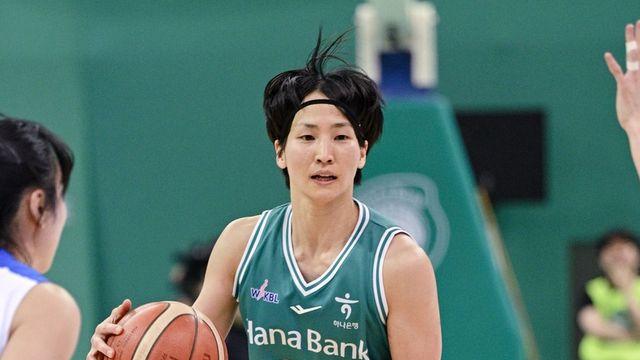 끝까지 가봐야 안다…하나은행, BNK 잡고 선두 0.5경기 차 추격