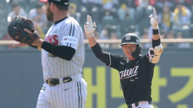 '1회 6득점→18안타 맹폭' 확 달라진 KT, 디펜딩 챔피언 LG에 11-7 승리