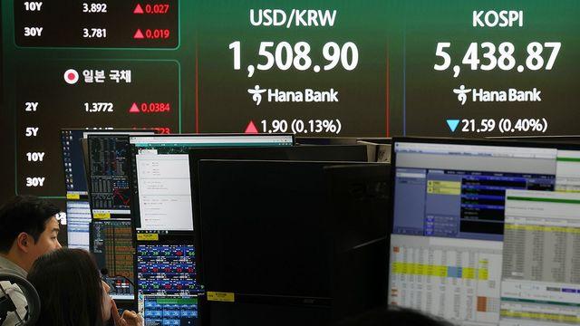 이달 환율 1,490원 육박, 역대 4위…원화 하락폭 주요국 최상위