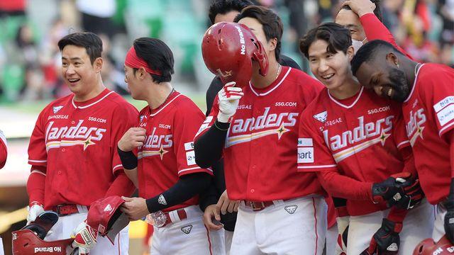 'KIA 불펜 무너트렸다' 5점 차 열세 극복한 SSG, 사령탑도 극찬…