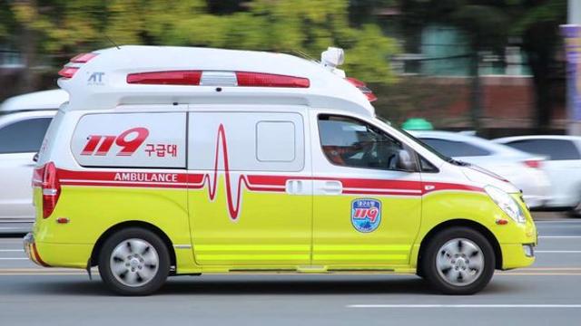 가로등 들이받고 도주한 30대…차 안에서 ‘이것’ 발견됐다