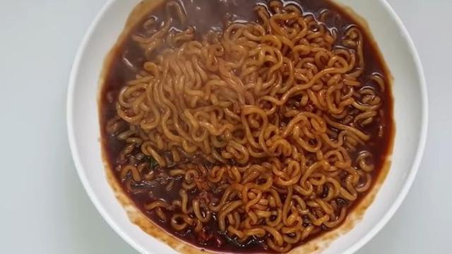 짜파게티엔 꼭 '이것' 곁들여 먹으세요...라면 맛이 2배로 좋아집니다