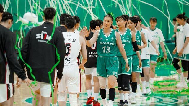 우승 경쟁 안갯속… 여자농구 2위 하나은행, BNK에 4점 차 승리