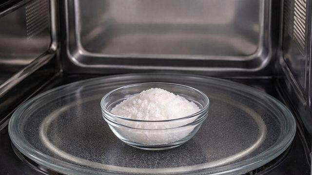 전자레인지에 소금을 넣고 30초씩 3번 돌려주세요…이걸 여태 왜 몰랐죠