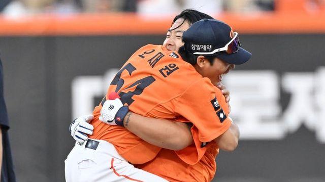 한화 트레이드 끝내 빠그라졌다! 그런데 오히려 잘됐네!…안타+안타+안타, '19세 중견수' 또또 최초 역사→'우승 청부사' 푹 안겼다 [대전 현장]