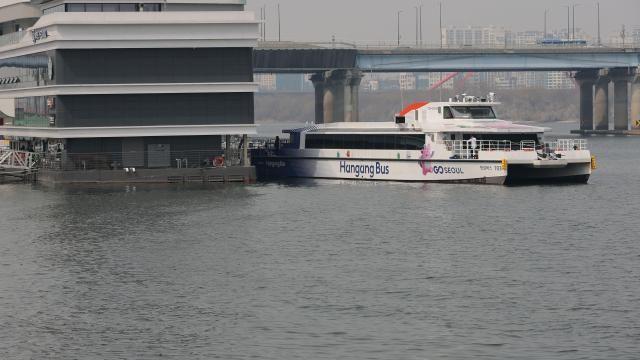 300여명 탄 한강유람선 강바닥에 걸려 멈춰