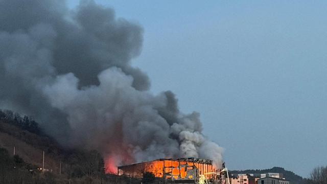 용인 디스플레이 창고 화재…큰 불길 잡혀, 인명피해 없어