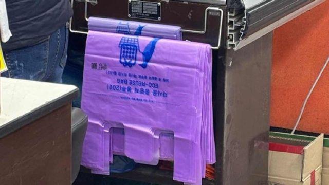 종량제 봉투 품귀 일어났다…중동 전쟁에 편의점·마트 '비닐 사재기' 몸살