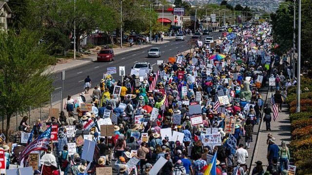 美·유럽서 세번째 反트럼프 시위 ' 노 킹스' 개최…800만명 '역대 최대'