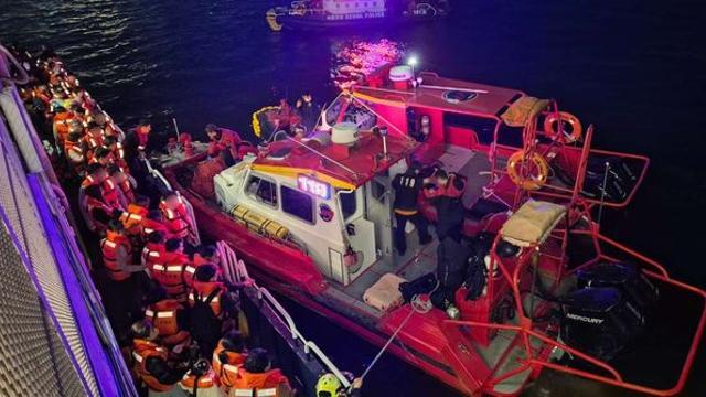 어제 반포대교 한강유람선 좌초… 승객 359명 전원 구조