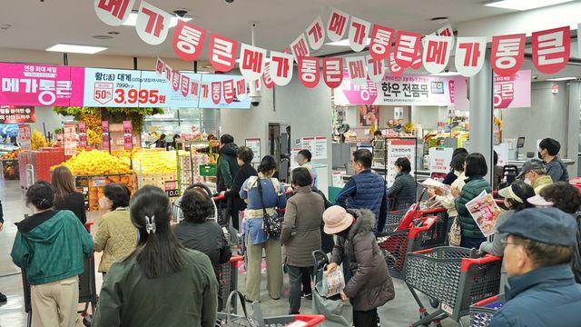 롯데마트, '메가통큰' 2주 차 행사…삼겹살 990원·생필품 할인
