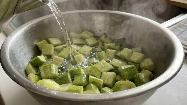 오이를 잔뜩 사서 '뜨거운 물'을 부어보세요…반찬 가게 들를 필요가 없어져요