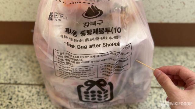 종량제봉투에 이쑤시개를 꽂아보세요… 이 방법은 생활비를 아껴줍니다