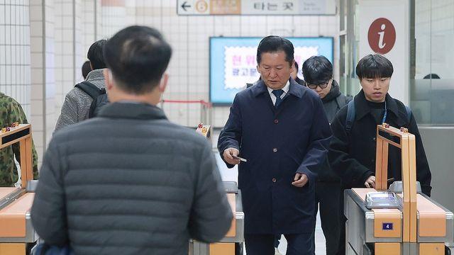 정청래, 차량5부제 동참…지하철·버스 타고 국회 출근