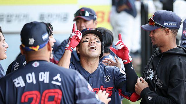 '똑딱이 오명' 롯데가 홈런공장 됐다고? 작년 144G 75홈런→올해 단 2경기서 '벌써 10%' 때렸다!…'성담장' 낮춰도 안 되던 게 어떻게 됐나