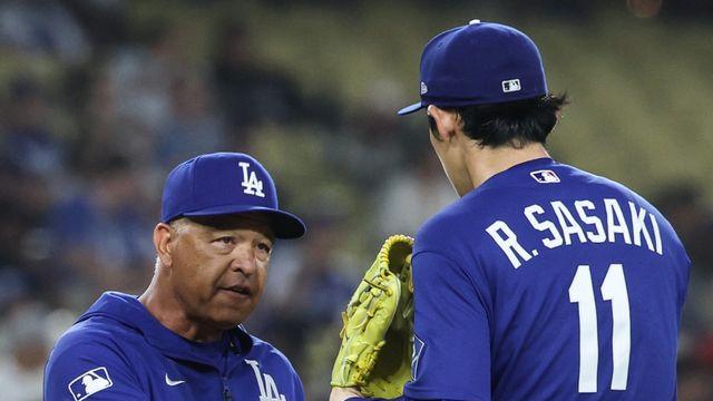 ‘고집이 통할까’ 로버츠 감독, ‘ERA 15.58’ 사사키 선발 등판 강행