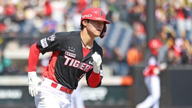 KIA 김도영, LG 톨허스트 상대로 시즌 첫 홈런 발사