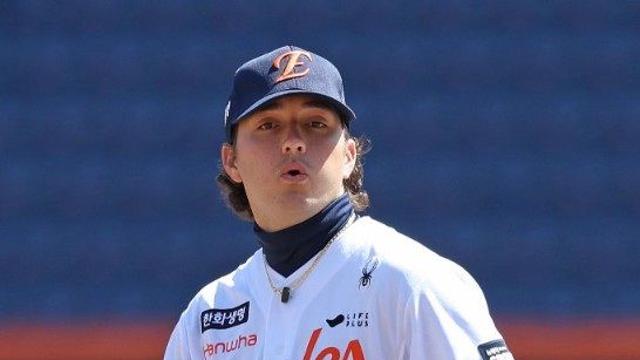 2연승 한화' 날벼락 맞았다…화이트, 데뷔전 1루 수비 중 다리 다쳐 3회 조기 교체→강재민 투입 [대전 라이브]