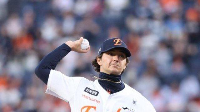 다리 찢어 수비하다 다친 한화 화이트, 2.1이닝 만에 교체…“허벅지 진료 받는다”