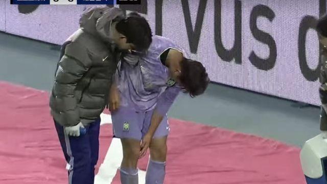 [속보] 3백 잘 운영되고 있었는데...김주성, 전반 22분 만에 부상 아웃! 김태현 교체 투입