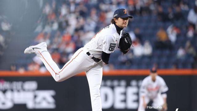 한화 화이트, 1루 커버하다 허벅지 부상…부축받으며 교체