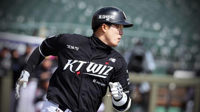 kt 허경민, 146㎞ 직구에 안면 강타…한화 엄상백 헤드샷 퇴장